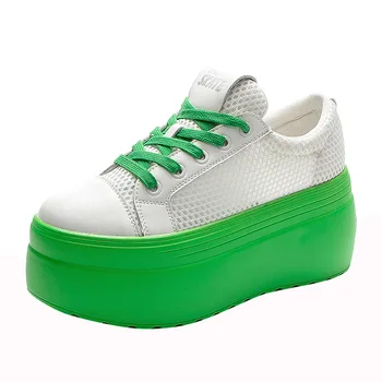 Ocasionais pequenos e sapatos brancos, primavera 2022 nova sola grossa altura de 8 cm solta bolo de sapatos verdes personalidade colocação mulheres tênis